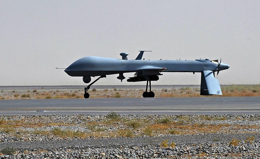 Imagen de un Predator cargado con misiles, en un hangar del aeropuerto militar de Kandahar, en Afganistán. Esta arma se ha convertido en el símbolo de la guerra contra el terrorismo, en lejanas regiones como Pakistán. (AP) 