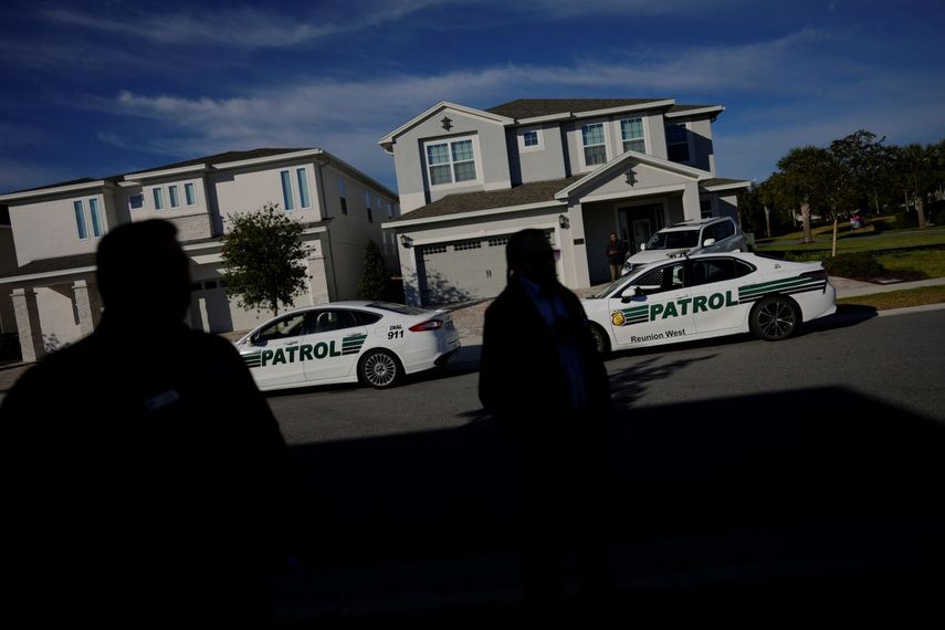 Agentes de seguridad hablan con periodistas afuera de la casa donde el expresidente de Brasil Jair Bolsonaro se ha estado alojando en Reunión, Florida, el martes 10 de enero de 2023. &nbsp;