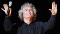 En esta foto del 27 de marzo de 2010, el director Sir Simon Rattle durante un ensayo general de la ópera de Richard Wagner Goetterdaemmerung, que fue parte del Festival de Pacua de Salzburgo, en Salzburgo, Austria. En esta foto del 27 de marzo de 2010, el director Sir Simon Rattle durante un ensayo general de la ópera de Richard Wagner Goetterdaemmerung, que fue parte del Festival de Pacua de Salzburgo, en Salzburgo, Austria.