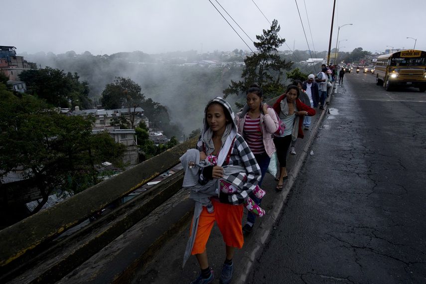 Un&nbsp;un grupo de migrantes hondure&ntilde;os saliendo de Ciudad de Guatemala con rumbo a Estados Unidos. Foto 18 de octubre de 2018.
