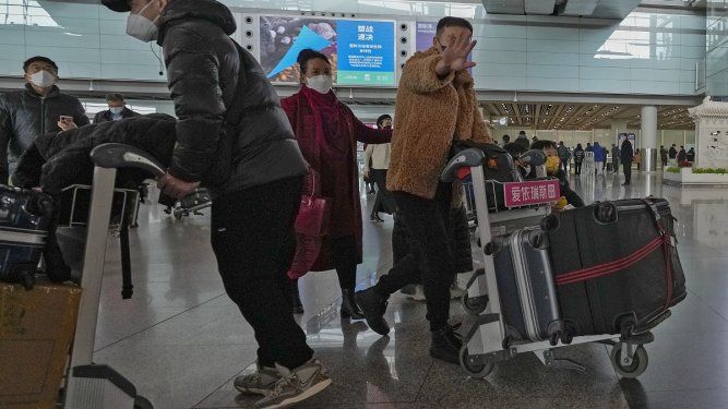 Un hombre de Hong Kong llega a la Terminal 3 del Aeropuerto Internacional de la capital china de Beijing, el domingo 8 de enero de 2023.&nbsp;