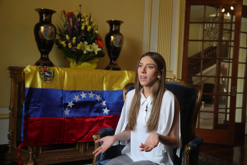 Fabiana Rosales, esposa del presidente encargado, Juan Guaidó, ofrece unas declaraciones a medios nacionales y extranjeros este sábado en la residencia del embajador de Colombia en Lima (Perú)