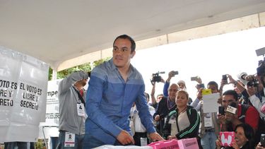 Gobernador de Morelos y exestrella del fútbol mexicano Cuauhtémoc Blanco, emite su voto durante las elecciones legislativas del 7 de junio de 2015 en Cuernavaca, México. (AP Foto/Tony Rivera, Archivo)