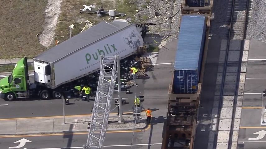 Nadie resultó herido pero el choque causó que la carga del camión remolque se derramara en la carretera.