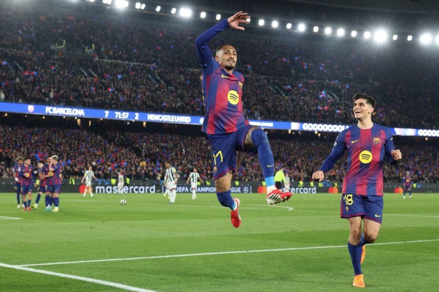 El brasileño Raphinha, del Barcelona, celebra el séptimo gol de su equipo en un partido de la Champions League, el 18 de marzo de 2026.