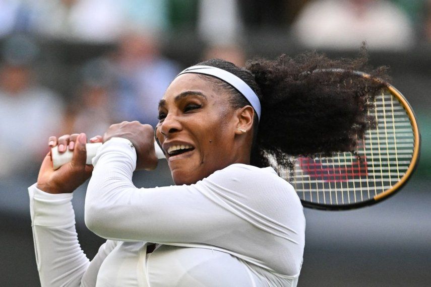 La estadounidense Serena Williams devuelve la pelota en un juego contra Harmony Tan, el 28 de junio de 2022.
