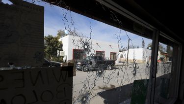 La ventana de un negocio ubicada cerca del ayuntamiento del pueblo de Villa Unión, México, aparece llena de hoyos de balas tras un tiroteo, el lunes 2 de diciembre del 2019.&nbsp;