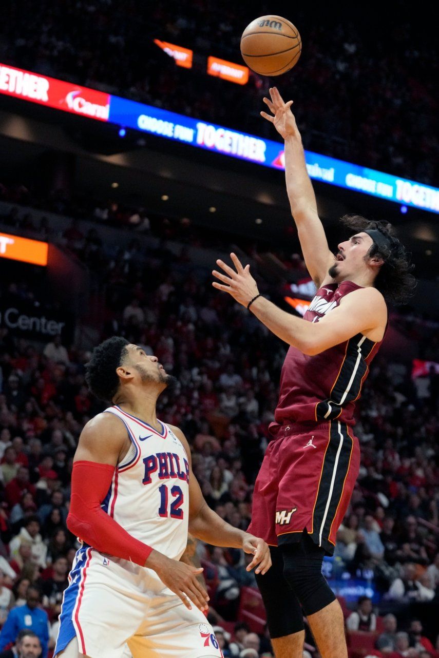 El base del Heat de Miami, Jaime Jaquez Jr., lanza el balón sobre el alero de los 76ers de Filadelfia, Tobias Harris, en el encuentro del 25 de diciembre del 2023. 