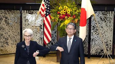 La subsecretaria de Estado de los Estados Unidos, Wendy Sherman, izquierda, codazos con el viceministro japonés de Relaciones Exteriores, Takeo Mori, derecha, antes de su reunión el martes 20 de julio de 2021 en Tokio.