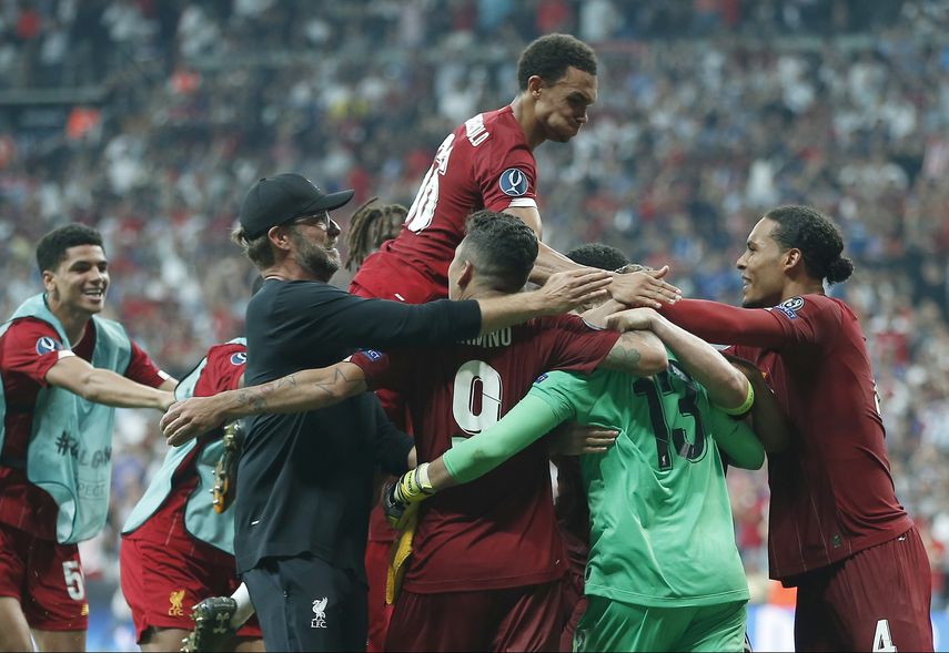 Jugadores del Liverpool celebran después de ganar la Supercopa Europea ante el Chelsea, el miércoles 14 de agosto de 2019, en Estambul. 