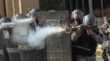 Policías se enfrentan con manifestantes el miércoles 24 de mayo de 2017 en la Explanada de los Ministerios, en Brasilia, Brasil.
