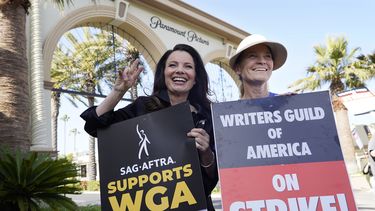 Fran Drescher, izquierda, presidenta del sindicato de actores SAG-Aftra, y Meredith Stiehm, presidenta del Sindicato de Guionistas de Estados Unidos posan juntas durante una manifestación fuera del estudio de Paramount Pictures en Los Ángeles el 8 de mayo de 2023. Ambas, son actores claves en las huelgas.