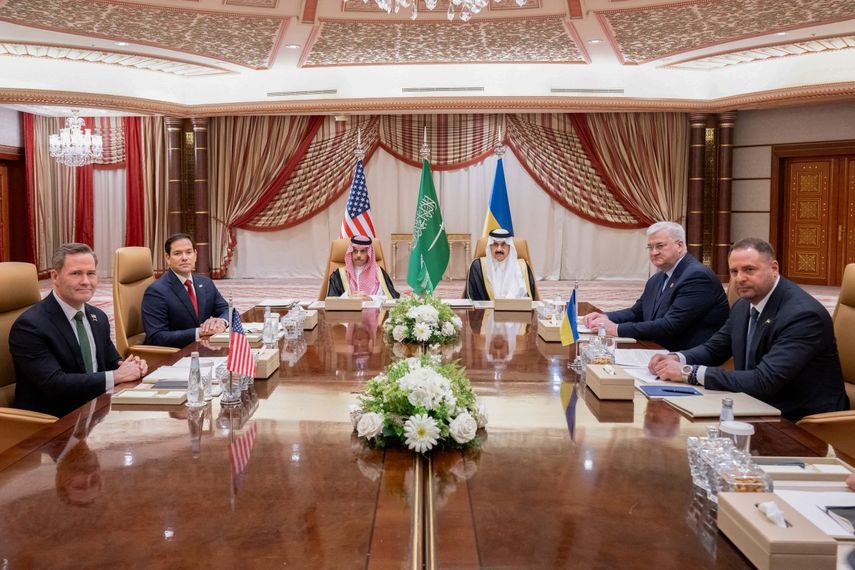 Imagen de la reunión entre el jefe de la diplomacia de Estados Unidos, Marco Rubio, con representantes ucranianos.