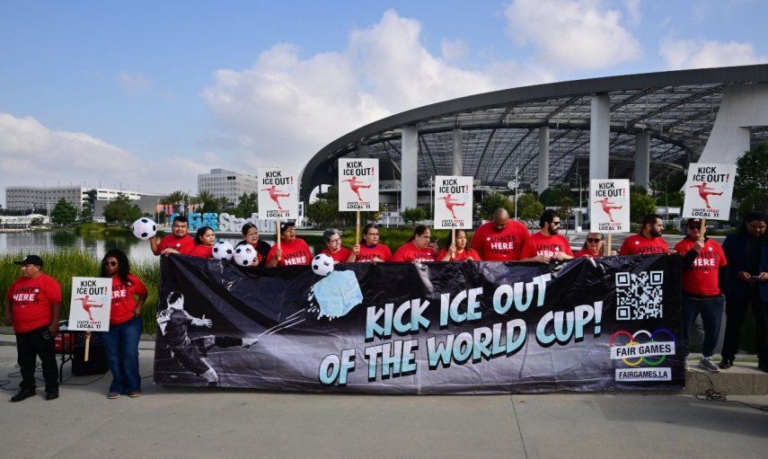 Trabajadores del SoFi Stadium protestan a las afueras del recinto previo al inicio de la Copa del Mundo de Norteamérica, el 18 de mayo de 2026.