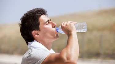 En realidad la sed es un alerta que nos da el cuerpo cuando tenemos un déficit, por eso se recomienda beber con regularidad antes de que eso suceda.