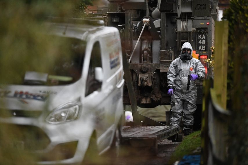 Miembros de las Fuerzas Armadas con trajes especiales investigan cerca de Salisbury, Reino Unido, el envenenamiento del espía&nbsp;doble&nbsp;Sergei Skripal y su hija.