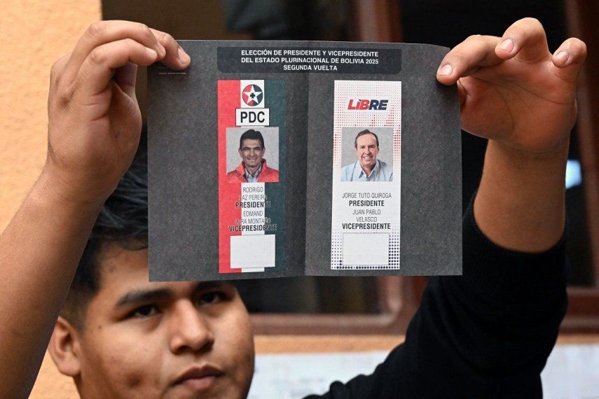 Un miembro del personal electoral muestra una papeleta electoral sin marcar durante la segunda vuelta de las elecciones presidenciales, en Tarija, Bolivia, el 19 de octubre de 2025. Los bolivianos se dirigen a las urnas para elegir entre los candidatos&nbsp; Jorge Tuto Quiroga y el senador Rodrigo Paz.&nbsp;
