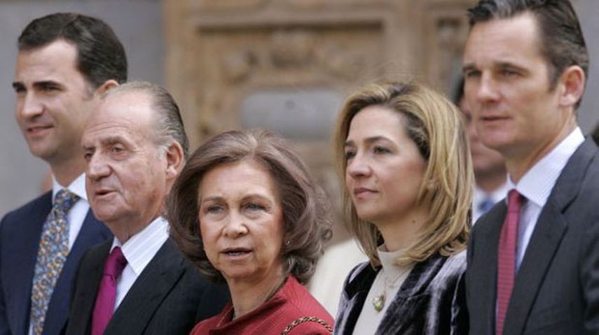 En la foto los exreyes Juan Carlos y Sofía, con el actual rey Felipe VI, la infanta Cristina e Iñaki Urdangarin. (EFE)