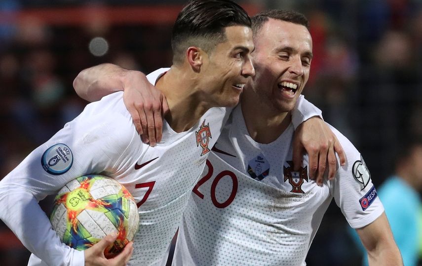 El astro de Portugal Cristiano Ronaldo, izquierda, celebra con su compa&ntilde;ero Diogo Jota tras anotar el segundo gol de su equipo contra Luxemburgo en las eliminatorias para la Eurocopa del 2020, el domingo, 17 de noviembre del 2019, en Luxemburgo
