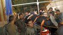 Médicos y miembros de las fuerzas de seguridad israelíes evacuan a un hombre herido tras el colapso de una tribuna en una sinagoga en el asentamiento israelí de Givat Zeev en la ocupada Cisjordania en las afueras de Jerusalén, el 16 de mayo de 2021. Médicos y miembros de las fuerzas de seguridad israelíes evacuan a un hombre herido tras el colapso de una tribuna en una sinagoga en el asentamiento israelí de Givat Zeev en la ocupada Cisjordania en las afueras de Jerusalén, el 16 de mayo de 2021.