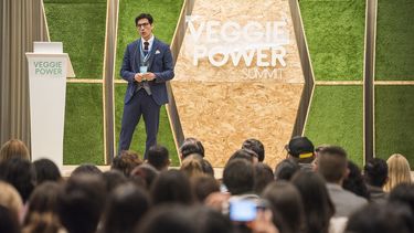 El doctor Mauricio González promueve la alimentación con plantas a nivel mundial.