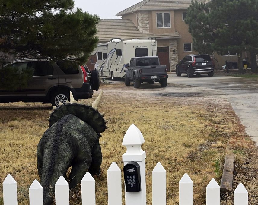 La figura de un dinosaurio en el patio de una casa en donde encontraron cuatro cuerpos un día antes en Gleneagle, cerca de Monument, Colorado, el 31 de octubre de 2021.&nbsp;