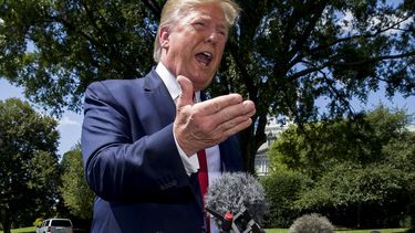 El presidente Donald Trump habla con los reporteros antes de salir de la Casa Blanca, en Washington, rumbo a Louisville, Kentucky, el miércoles 21 de agosto de 2019.