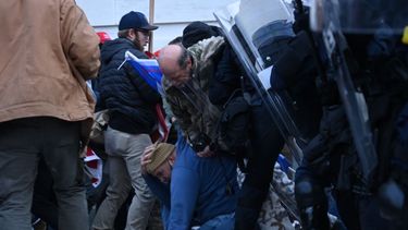 Manifestantes que apoyan al presidente Donald Trump son desalojados de los terrenos del Capitolio. &nbsp;