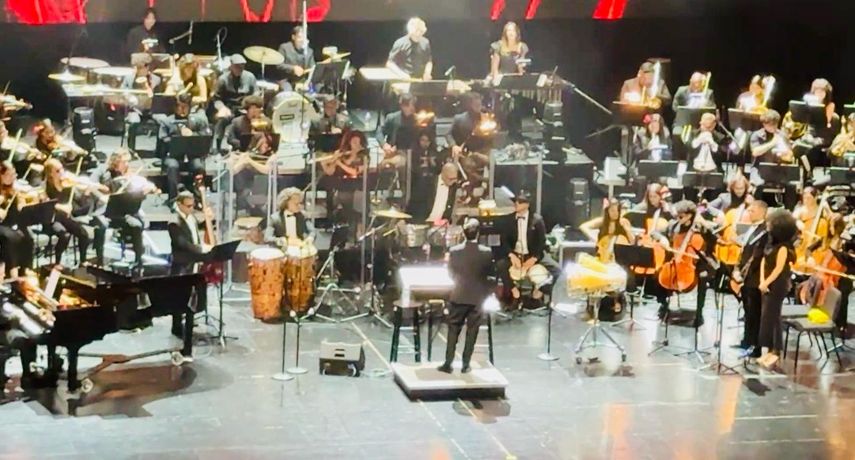 La Orquesta Sinfónica de FIU, dirigida por el maestro Javier Mendoza.