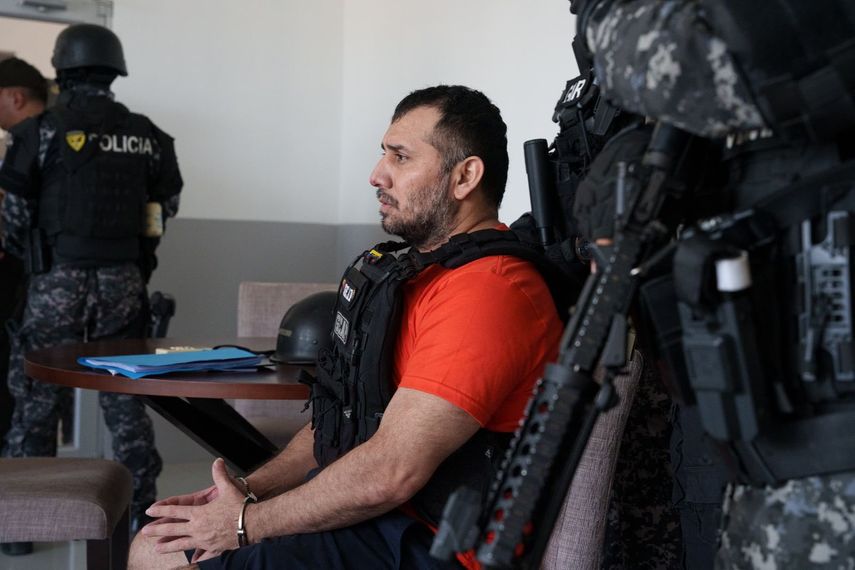 Las Fuerzas Armadas de Ecuador muestran a Adolfo Macías, alias Fito, líder de la banda criminal Los Choneros, antes de ser extraditado a Estados Unidos.