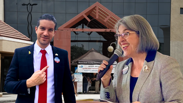 El excandidato Shlomo Danzinger y la alcaldesa Daniella Levine Cava.