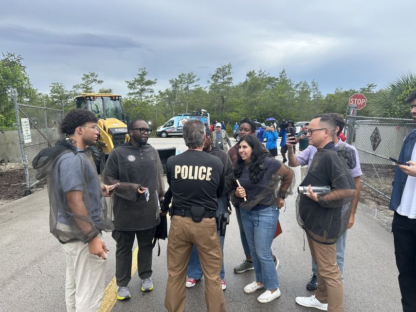 Autoridades impiden el paso a legisladores demócratas para supervisar el centro de detención en los Everglades.
