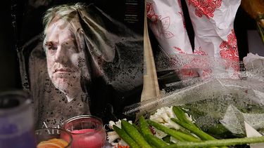 Velas y flores que deja la gente frente al edificio donde vivía el actor Philip Seymour Hoffman, muerto el domingo 2 de febrero del 2014 por una aparente sobredosis de heroína. (AP Photo/Seth Wenig)