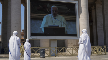 Monjas miran al papa Francisco en una pantalla en la Plaza de San Pedro, Vaticano, durante la oraci&oacute;n de Regina Coeli, 24 de mayo de 2020. El papa celebr&oacute; un oficio mariano el s&aacute;bado 30 mayo de 2020 con 100 personas en los Jardines del Vaticano.&nbsp;