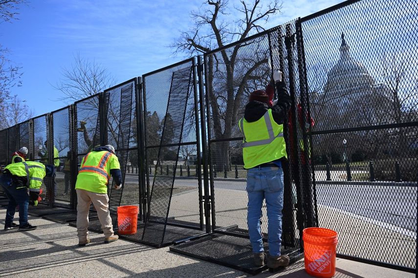 Empleados en Washington trabajan en la protección de calles aledañas al Capitolio en Washington.