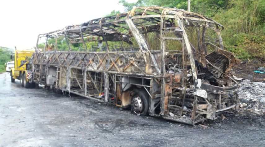 El camión, que al parecer transportaba combustible de contrabando, huyó del lugar, sin que se tengan rastros.