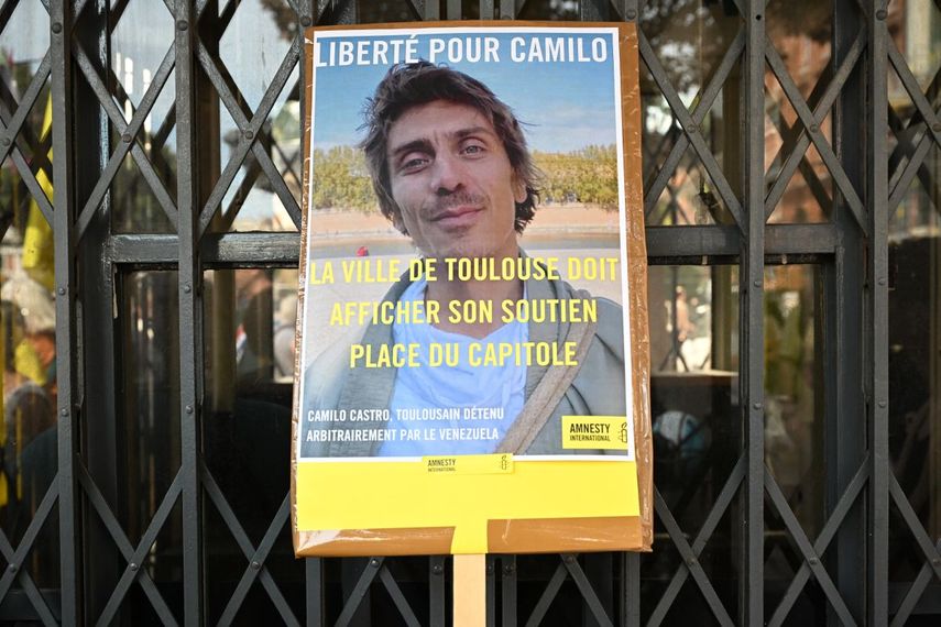 Esta fotografía muestra la imagen de Camilo Castro en una pancarta durante una manifestación con activistas de Amnistía Internacional y su familia para protestar contra su detención en Venezuela, en Toulouse, suroeste de Francia, el 20 de septiembre de 2025. Camilo Castro, profesor de yoga de 41 años, desapareció el 26 de junio de 2025 en el paso fronterizo de Paraguachón, entre Venezuela y Colombia, donde reside. Había acudido allí para renovar su visa de residencia colombiana, que había vencido, según explicó su familia en agosto de 2025. Según su familia y Amnistía Internacional, se encuentra detenido en Venezuela.&nbsp;