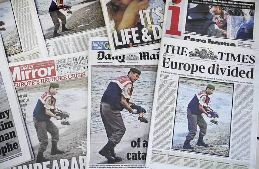 Varias portadas de este jueves muestran la fotografía de un gendarme con el cuerpo sin vida del niño sirio Aylan Kurdi, en la playa turca de Bodrum. La ONU pidió a la comunidad internacional no sólo que ayude a resolver