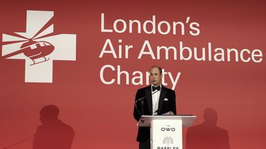William, príncipe de Gales, pronuncia un discurso en la gala y cena de London Air Ambulance Charity en The OWO, en Londres el miércoles 7 de febrero de 2024.