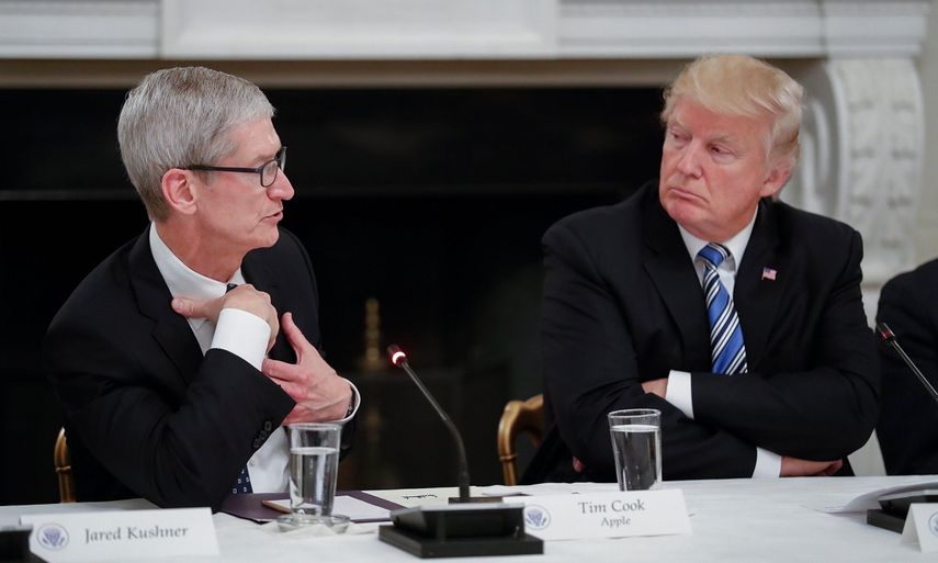 Imagen de archivo de un encuentro entre el presidente de los EEUU, Donald Trump (der.), y el presidente de Apple, Tim Cook.