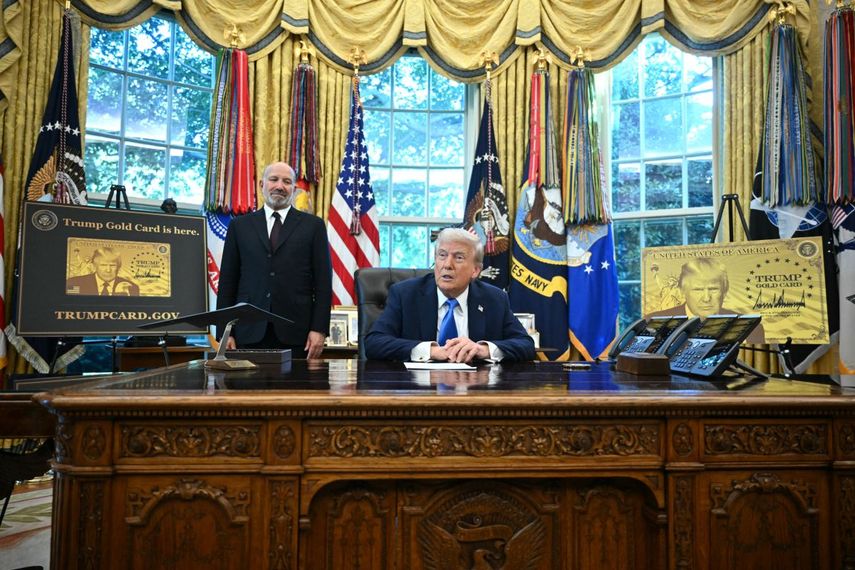 El presidente de Estados Unidos, Donald Trump, habla antes de firmar órdenes ejecutivas en la Oficina Oval de la Casa Blanca en Washington, D.C., el 19 de septiembre de 2025, ante la mirada del secretario de Comercio, Howard Lutnick (izq.). El presidente de Estados Unidos, Donald Trump, firmó el viernes una orden ejecutiva que crea un programa de residencia gold card con una tarifa de 1 millón de dólares para particulares y 2 millones para patrocinios corporativos. Creo que será un éxito rotundo, declaró Trump a la prensa. (Foto de Mandel NGAN / AFP)
