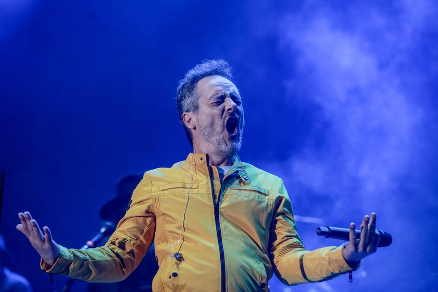 El cantante de Love Of Lesbian, Santi Balmes, sobre el escenario durante la tercera jornada del festival de m&uacute;sica Sonorama Ribera 2019, en Aranda de Duero (Burgos).&nbsp;
