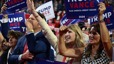 Asistentes a la Convención Republicana, entre ellos jóvenes, aclaman al expresidente Donald Trump.