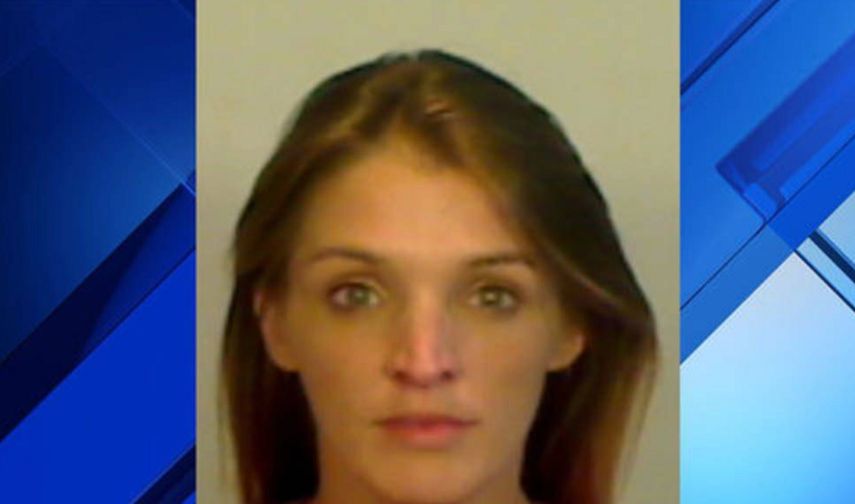 Anita Brown, de 28 años, enfrenta cargos por negligencia infantil y posesión de drogas.