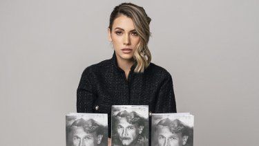 La escritora, poeta y filósofa venezolana Laura Chimaras presenta su gira Nunca pierdas la fe.