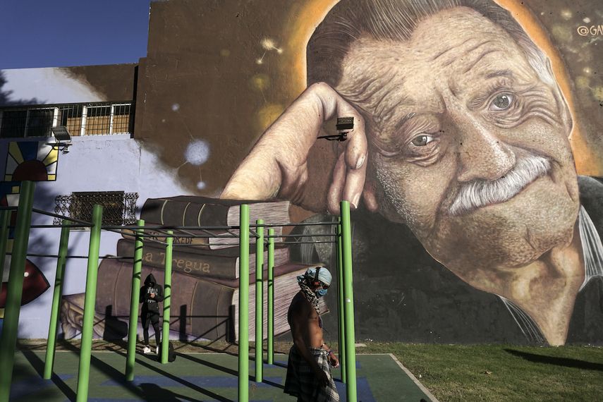 El artista Jos&eacute; Gallino dedic&oacute; un mural a Mario Benedetti en la Plaza Zelmar Michellini, en Montevideo, que el poeta uruguayo menciona en el libro.&nbsp;