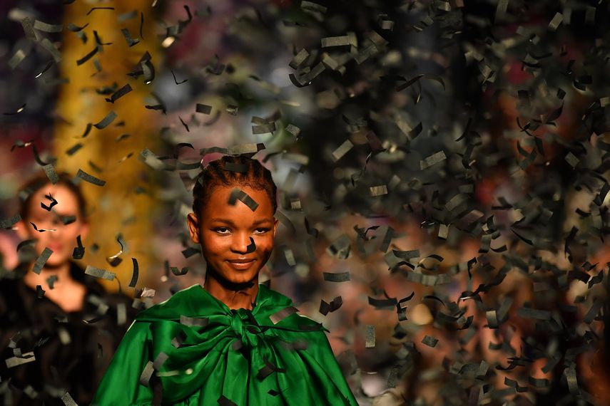 En la colecci&oacute;n que Richard Quinn mostr&oacute; en la London Fashion Week primaron los colores vibrantes.&nbsp;