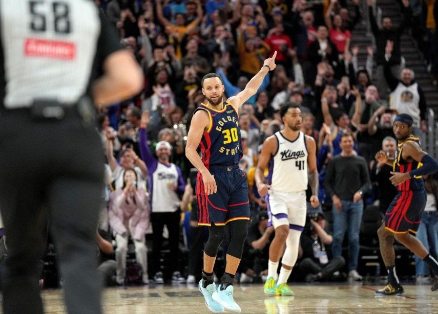 El estelar Stephen Curry, de los Warriors de Golden State, reacciona tras anotar el triple número 4.000 de su carrera en la NBA, el 13 de marzo de 2025.