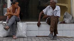 Una mujer conversa con un anciano en una calle de Santiago de Cuba, en el oriente de la isla.