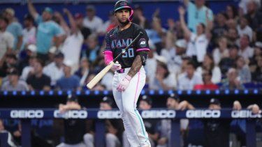 El toletero Agustín Ramírez, de los Marlins de Miami, reacciona luego de conectar un jonrón en un encuentro, el 2 de agosto de 2025.